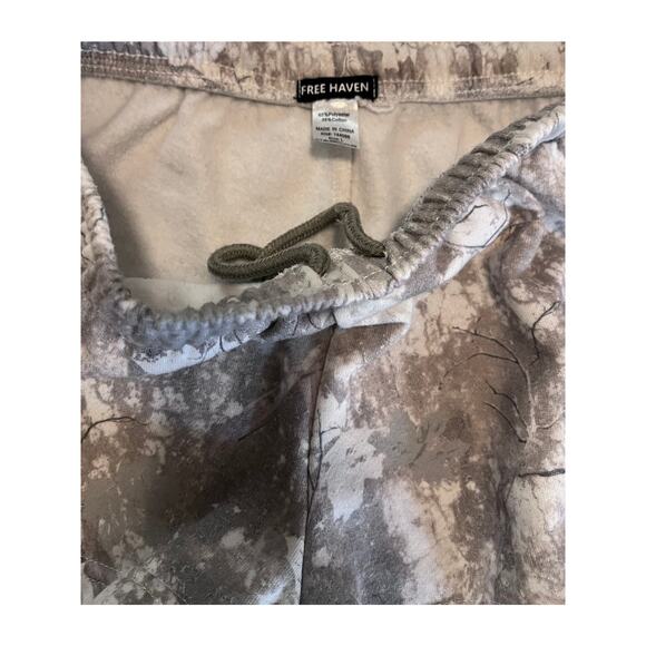 Women Camo Sweat Shorts - Picture 3 of 4